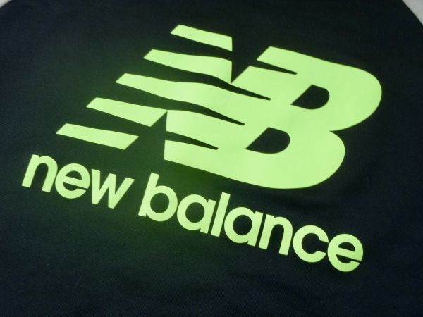 ニューバランス トレーナー 黒 グレー 蛍光ロゴ new balance スウェット プルオーバー 匿名配送宅急便コンパクト480円〜 定形外510円_画像2