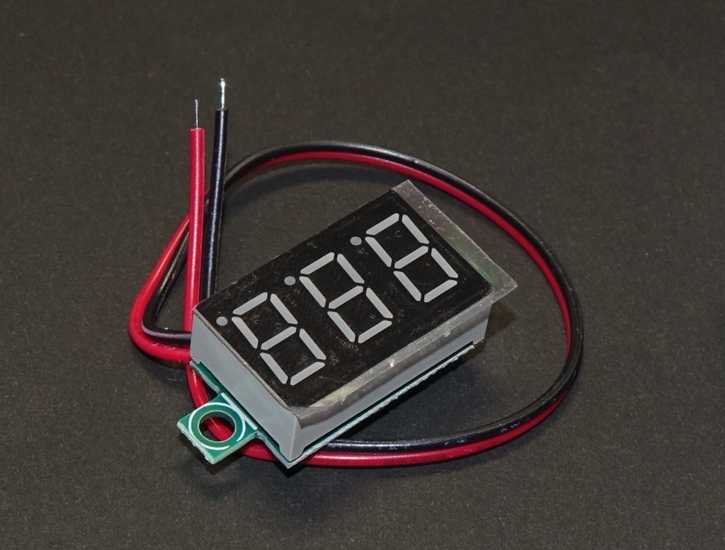 [ sharing equipped goods ]3 column. digital voltmeter red red 2 line type 13.8V. power supply .. not . time 13.6. display necessary half rice field attaching electron construction DIY