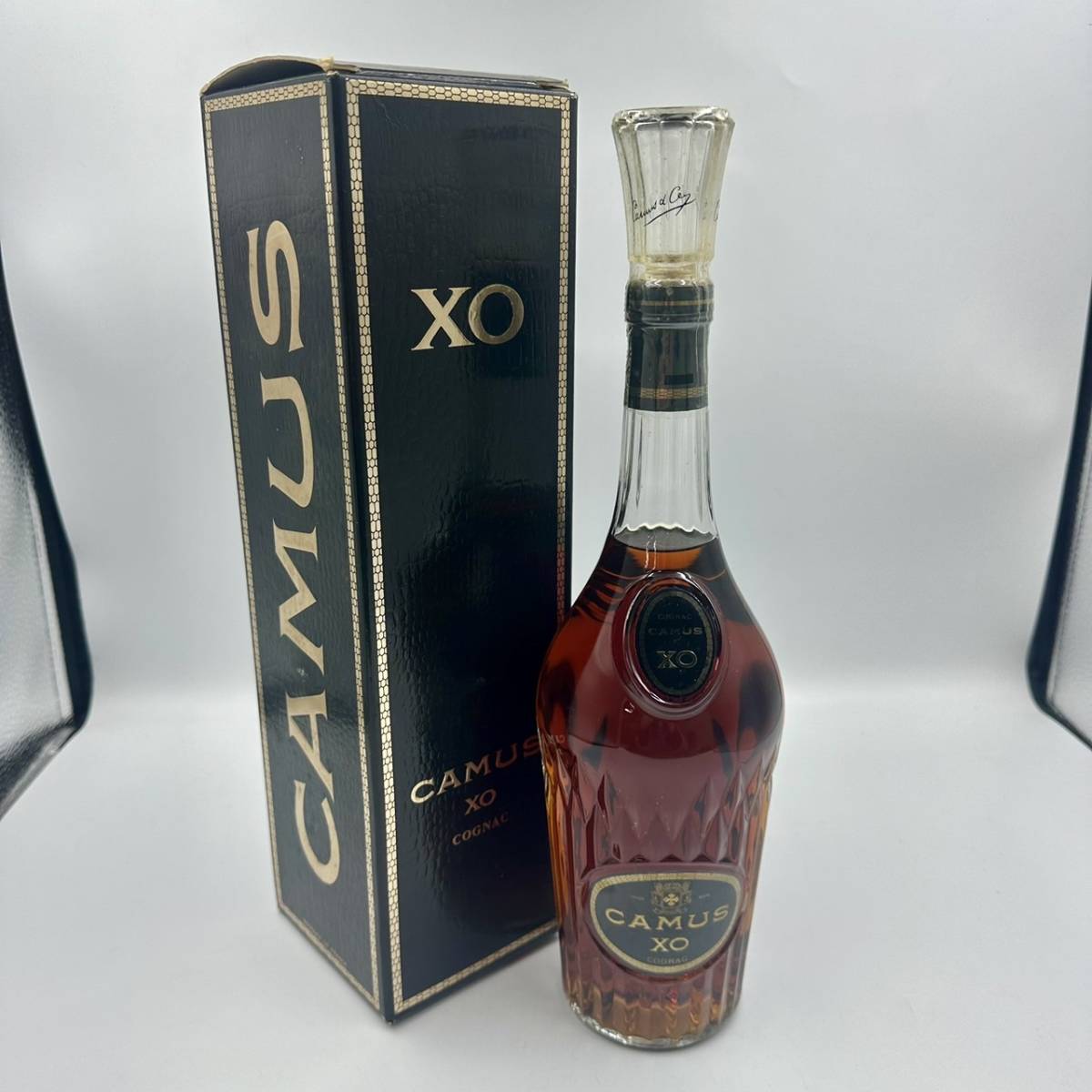 M528(023)-597/NY4000　酒　CAMUS XO COGNAC　カミュ　コニャック　ブランデー　ロングネック　700ml　箱付き_画像1