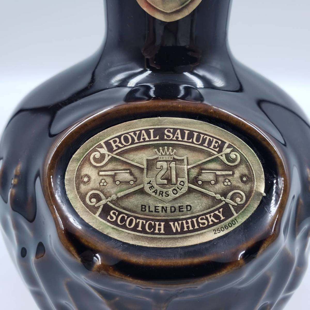 M6866(024)-581/KN4000　酒　 ROYAL SALUTE　21年　SCOTCH WHISKY　ロイヤルサルート　スコッチ　43％　700ml　袋・箱付き_画像6