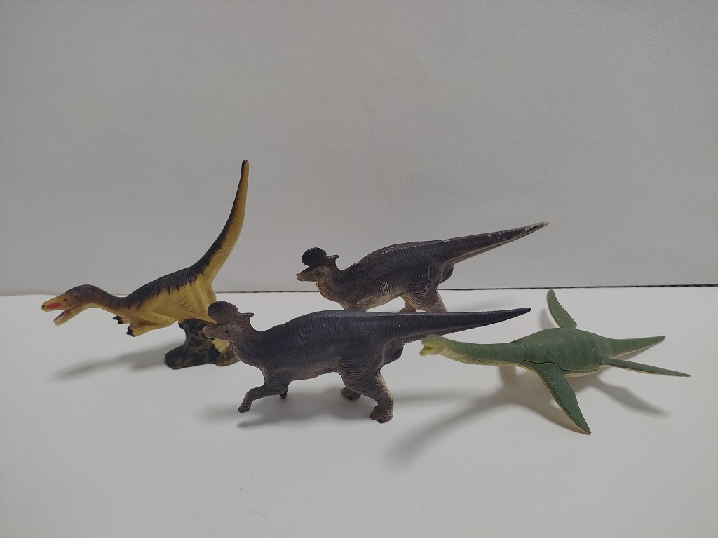 食玩？　恐竜ミニフィギュア　13種14個