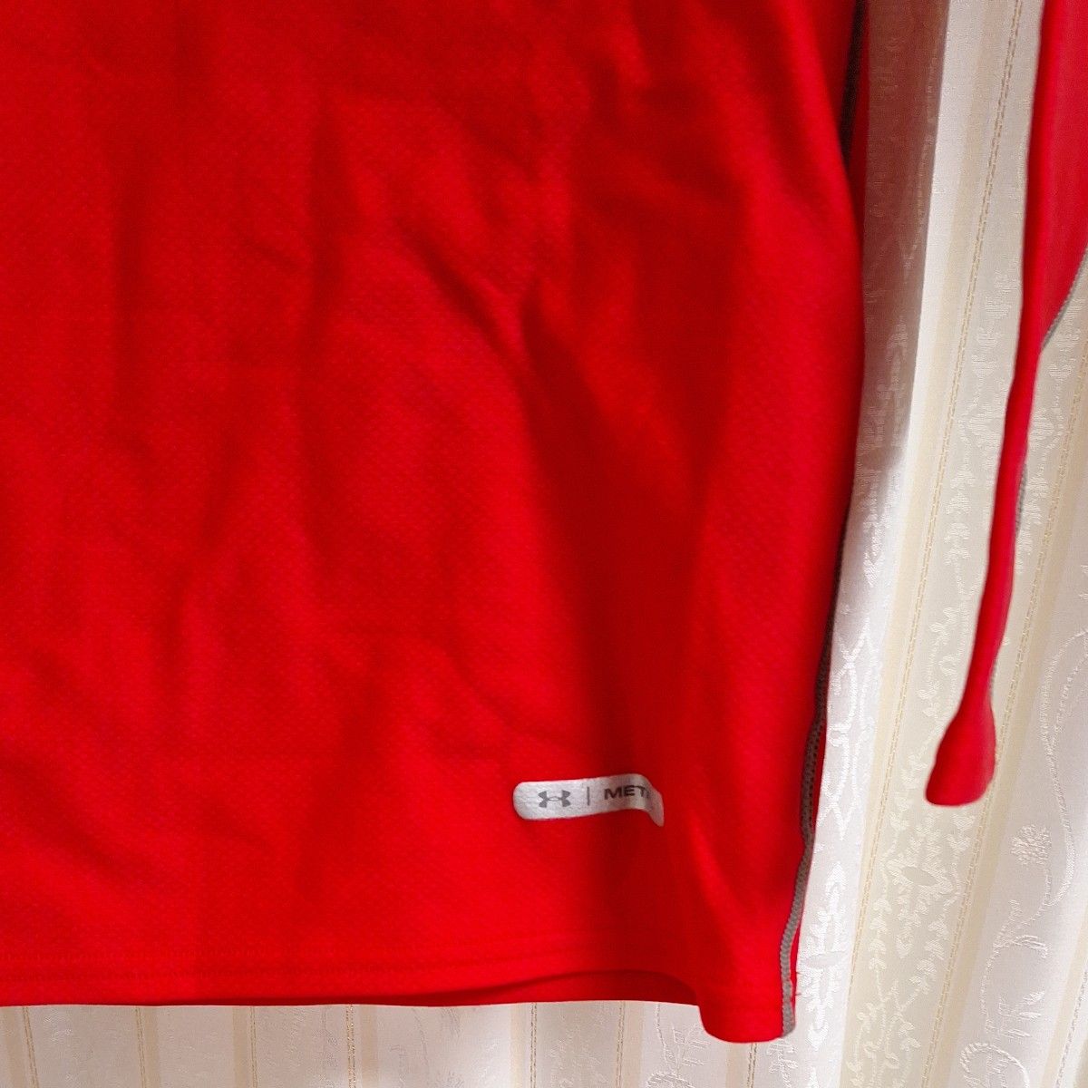 アンダーアーマー UNDER ARMOUR 長袖メタルインナーシャツ赤×グレーサイズMD綺麗です③