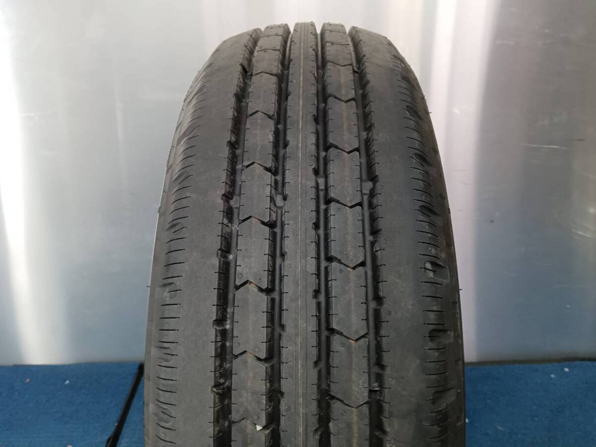 ★未使用品★残り溝約9.8-9.9mm★22.23年製★ ブリヂストンR202 225/70R16 117/115L LT 2本セット E261の画像5