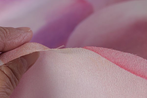 ♪インポート特集◆LUIGI VERGAイタリア製シルクサテンオンブレー花びらプリント ピンク 巾：130cm♪1.5m[8621-h-1.5m]_画像5