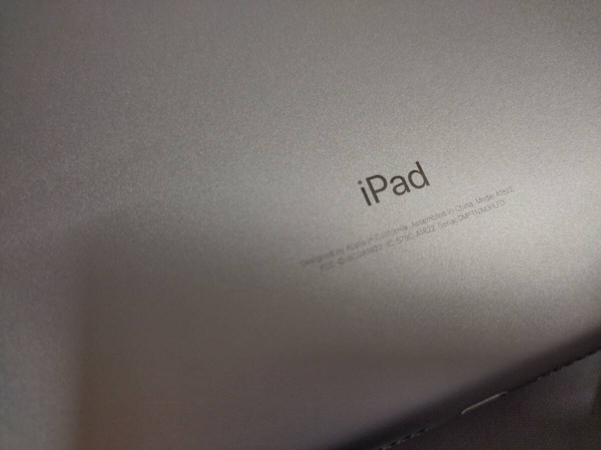 美品 Apple アップル iPad 第5世代 シルバー Wi-Fiモデル 128GB MP2H2J/A A1822 _画像3