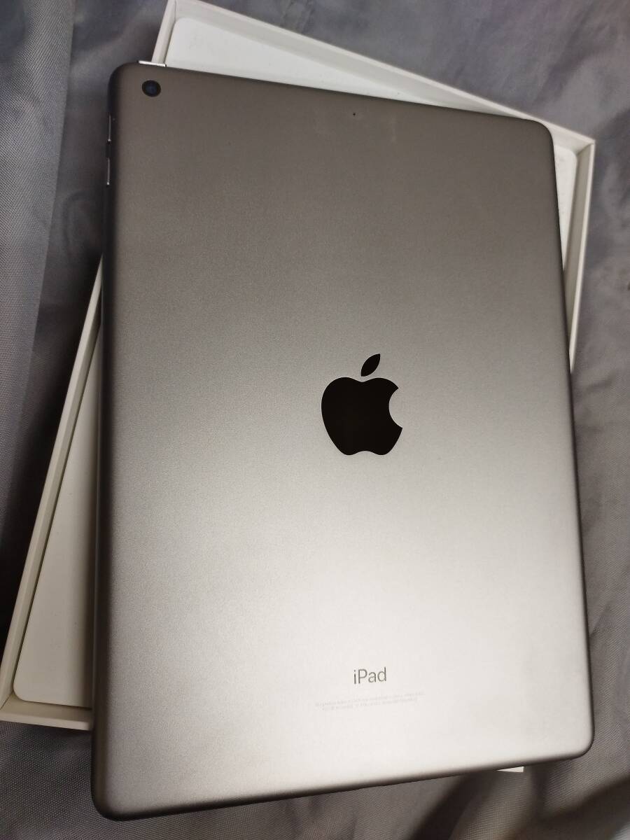 美品 Apple アップル iPad 第5世代 シルバー Wi-Fiモデル 128GB MP2H2J/A A1822 _画像2