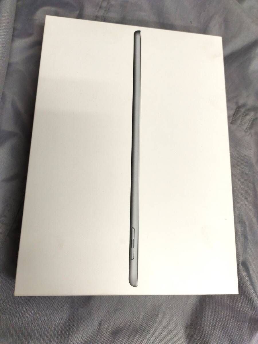 美品 Apple アップル iPad 第5世代 シルバー Wi-Fiモデル 128GB MP2H2J/A A1822 _画像4