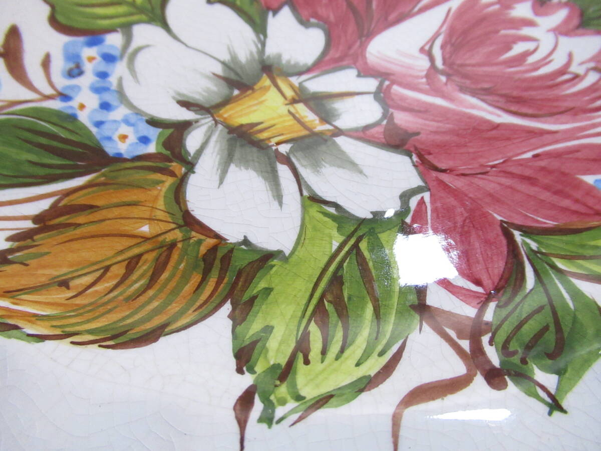 マヨリカ焼　手描き絵付けの飾り皿　花の図柄　マヨルカ焼　箱無し　直径およそ32cm　飾り絵皿_画像5