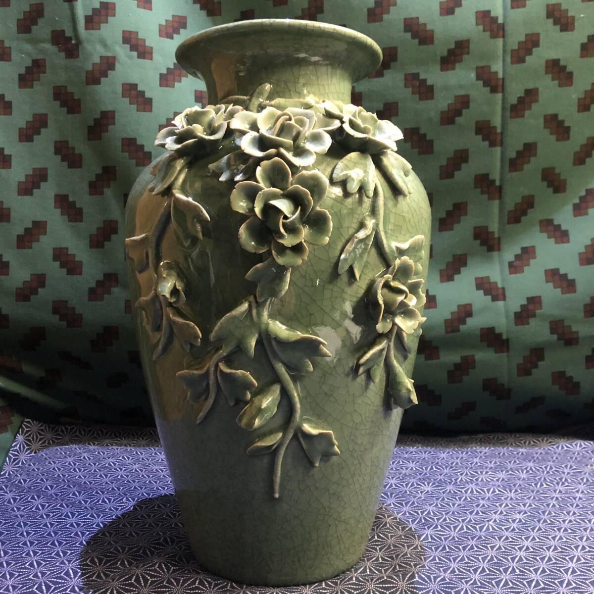 青磁　古い花器　美しい植物彫刻文様　存在感のある花瓶　花生け　中古現状品_画像3