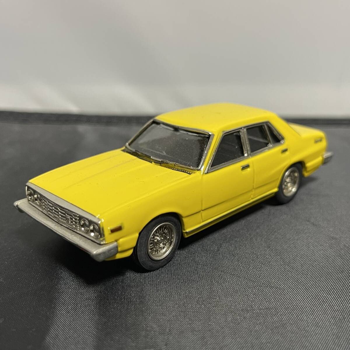 アイアイアド 日産 スカイライン 2000 GT イエロー 日本製 HGC211 1977 黄 アンチモニー 1/43 ジャパン セダン_画像1