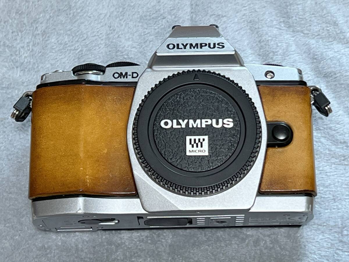OM-D E-M5 ボディ シルバー 貼革の画像1