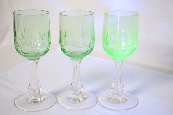 ベルギー アンティーク 古いウランガラスのリキュールグラス まとめて3個セット 美品_送料は日本全国均一料金です