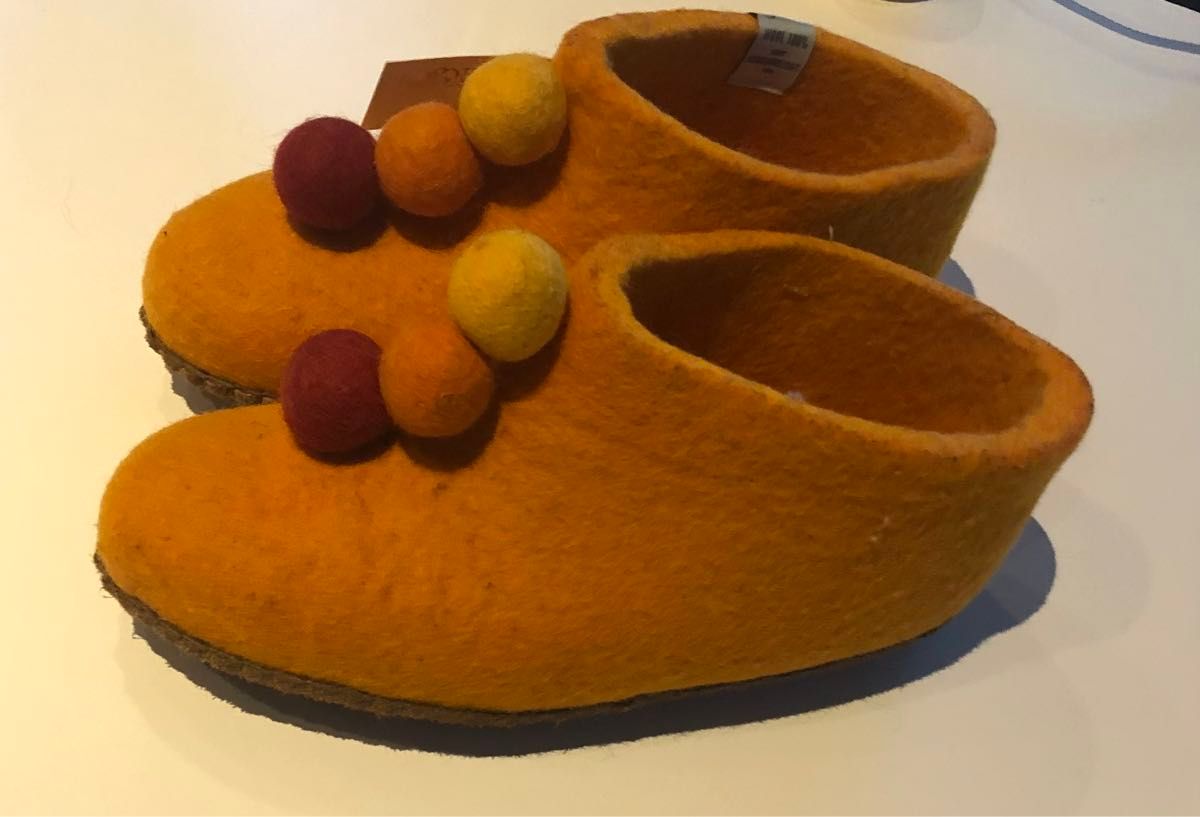 【新品・未使用】モンゴルの羊毛フェルトスリッパ／室内履き　オレンジ