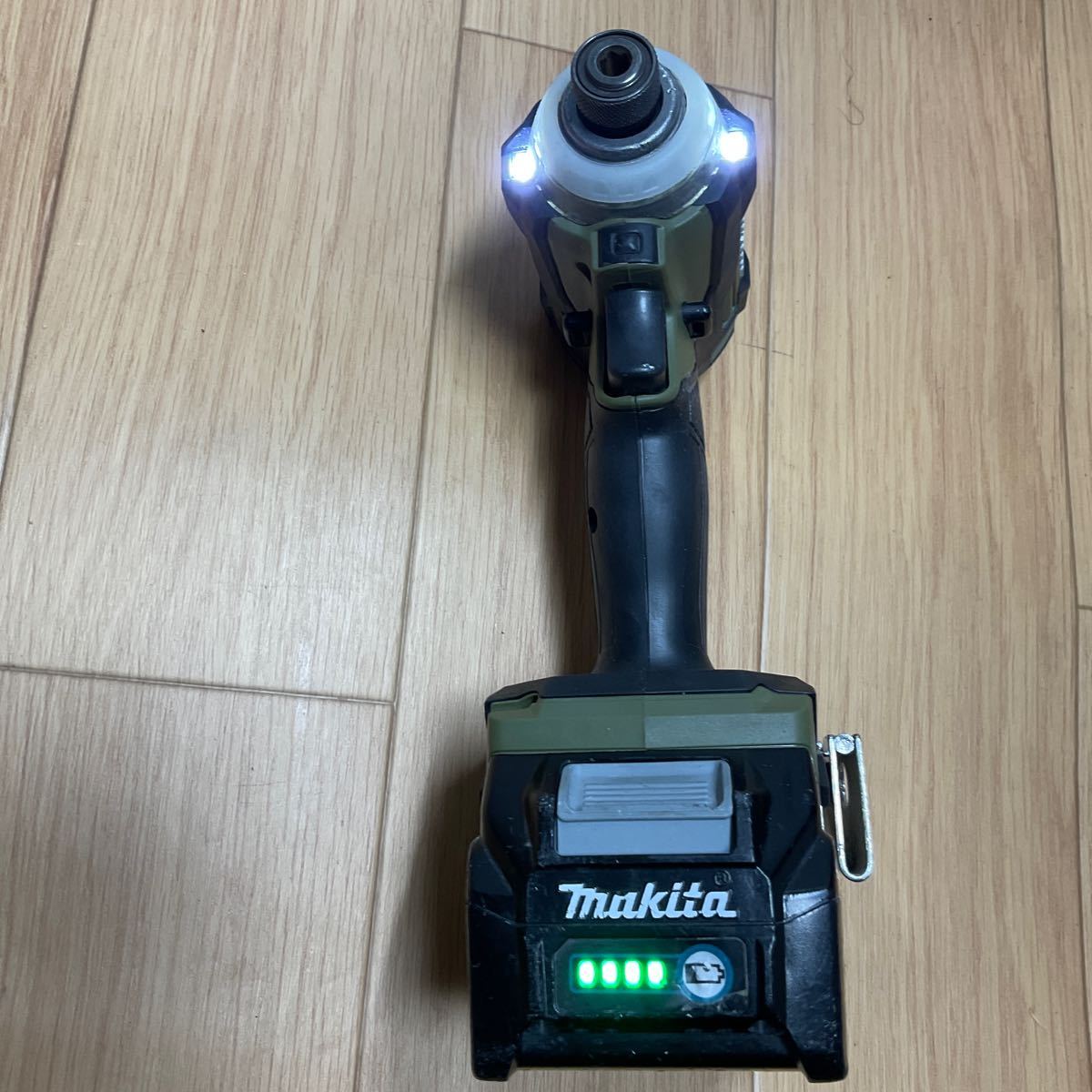 マキタ makita 充電式インパクトドライバ TD001G 40Vmax/2.5Ah 本体＋バッテリー　中古動作確認！【送料無料♪】_画像4