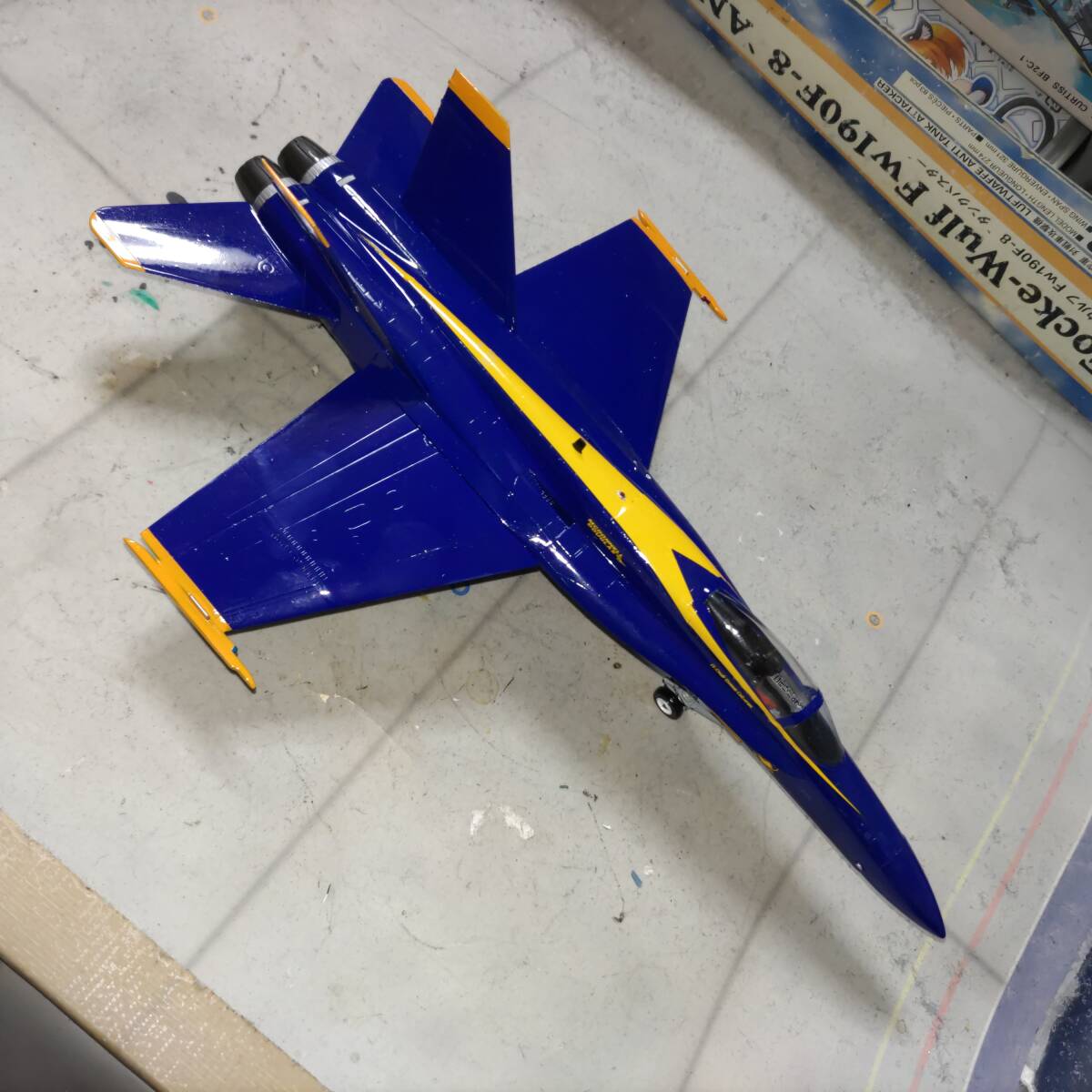 1/72 アメリカ海軍　F-18ブルーエンジェルス完成品_画像3