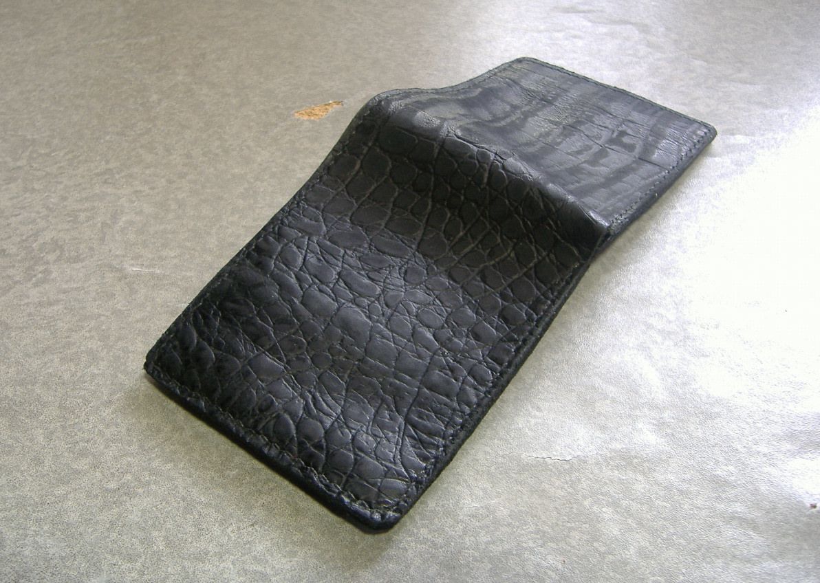 手縫いクロム革二つ折り財布カード入れ５黒検索ハンドメイド_表革に少しスレ、小キズ、シミがあります。