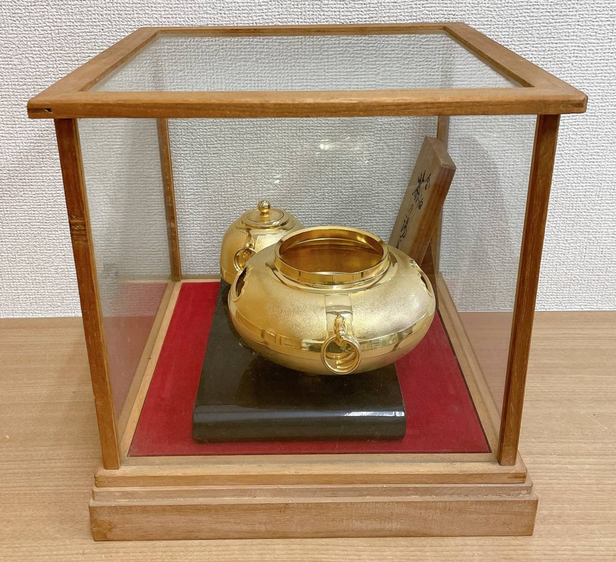 ☆【24KGP 金箔 茶の湯釜 総重量 1.2㎏】インテリア /コレクション /金属工芸品 /金メッキ /★ガラスケース付き /A62-129の画像2