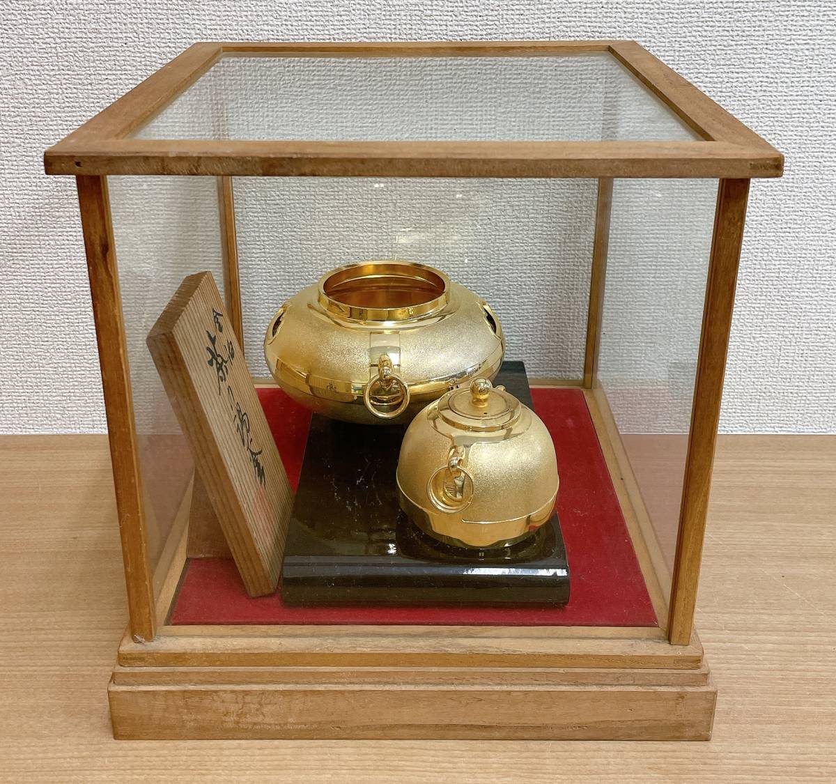 ☆【24KGP 金箔 茶の湯釜 総重量 1.2㎏】インテリア /コレクション /金属工芸品 /金メッキ /★ガラスケース付き /A62-129の画像4