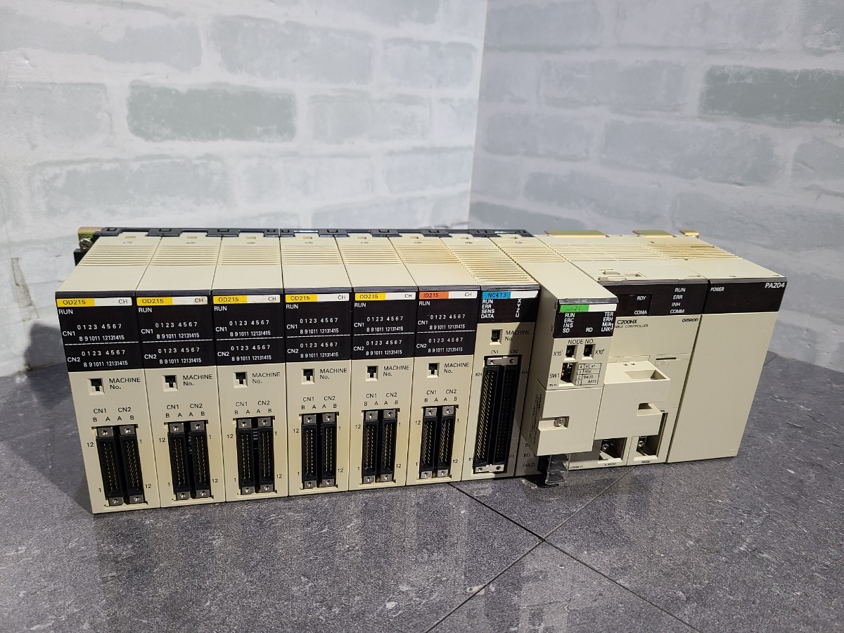 【中古動作品】管1Y246 OMRON シーケンサ OD215(5個)/ID215/NC413位置制御ユニット/CLK21 リンクユニット/C200H-CPU64/PA204電源ユニット_画像1