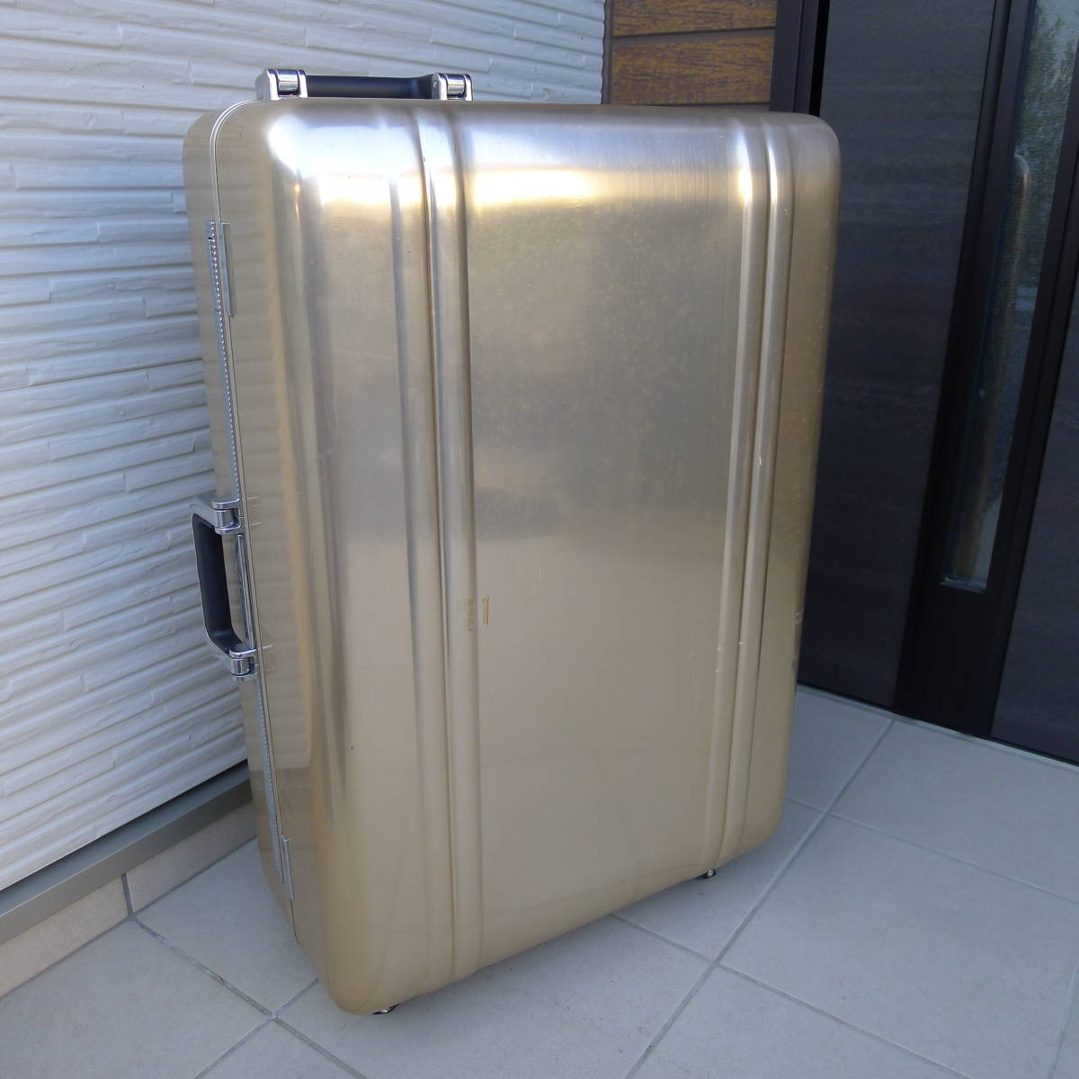 * large price decline!30 year. hour . to cross .* illusion. premium Gold * approximately 90L* American made Zero Halliburton * duralumin 4 wheel suit Carry case *