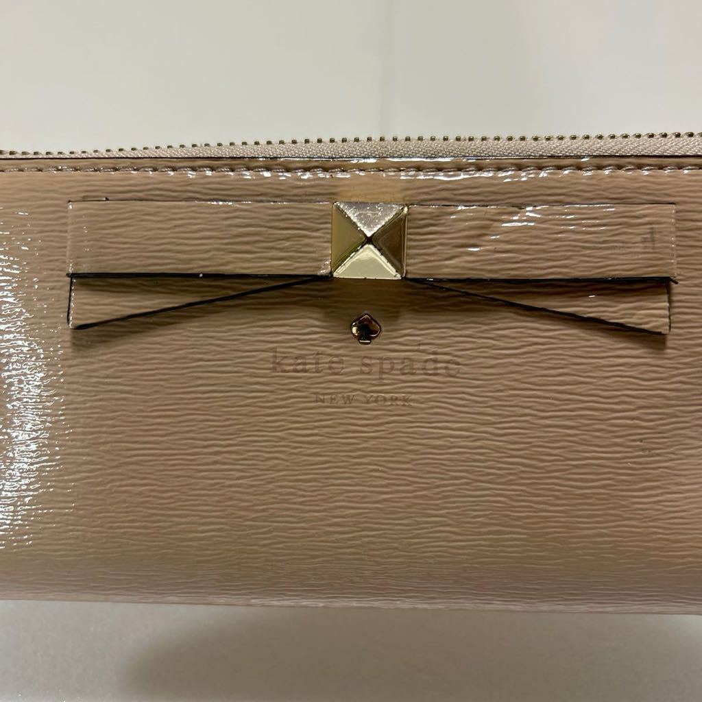 ◆kate spade ケイトスペード◆　長財布　L字ファスナー　エナメル　リボン　小銭入れ有　ベージュ系　型番：PWRU3567 【USED】0209