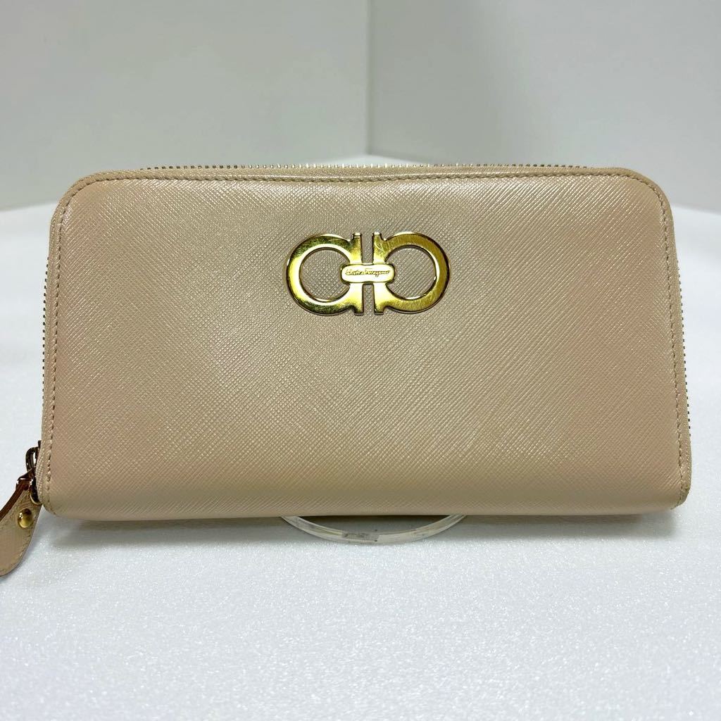 ☆良品☆ ◆Ferragamo フェラガモ◆ ガンチーニ　長財布　ラウンドファスナー　ロゴ刻印　ベージュ　JL-22 B300 【USED】0222