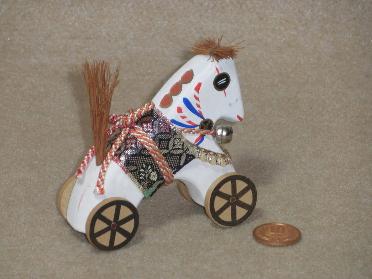 願い馬　置物　陶器の馬に木製の車、鈴付き　郷土玩具民芸品　送料300円～_画像2