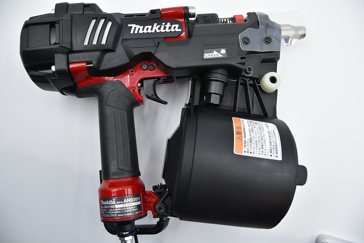 □●【未使用品】makita マキタ AN936H 90㎜高圧エア釘打機 赤(エアダスタ付)本体のみ (S0215)_画像9