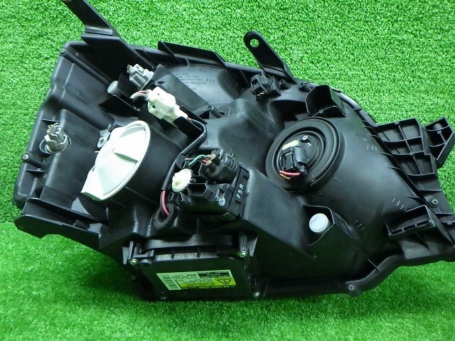 トヨタ AZR60/65 ヴォクシー 後期 ヘッドライト左右 V1 28-183 240203110_画像6