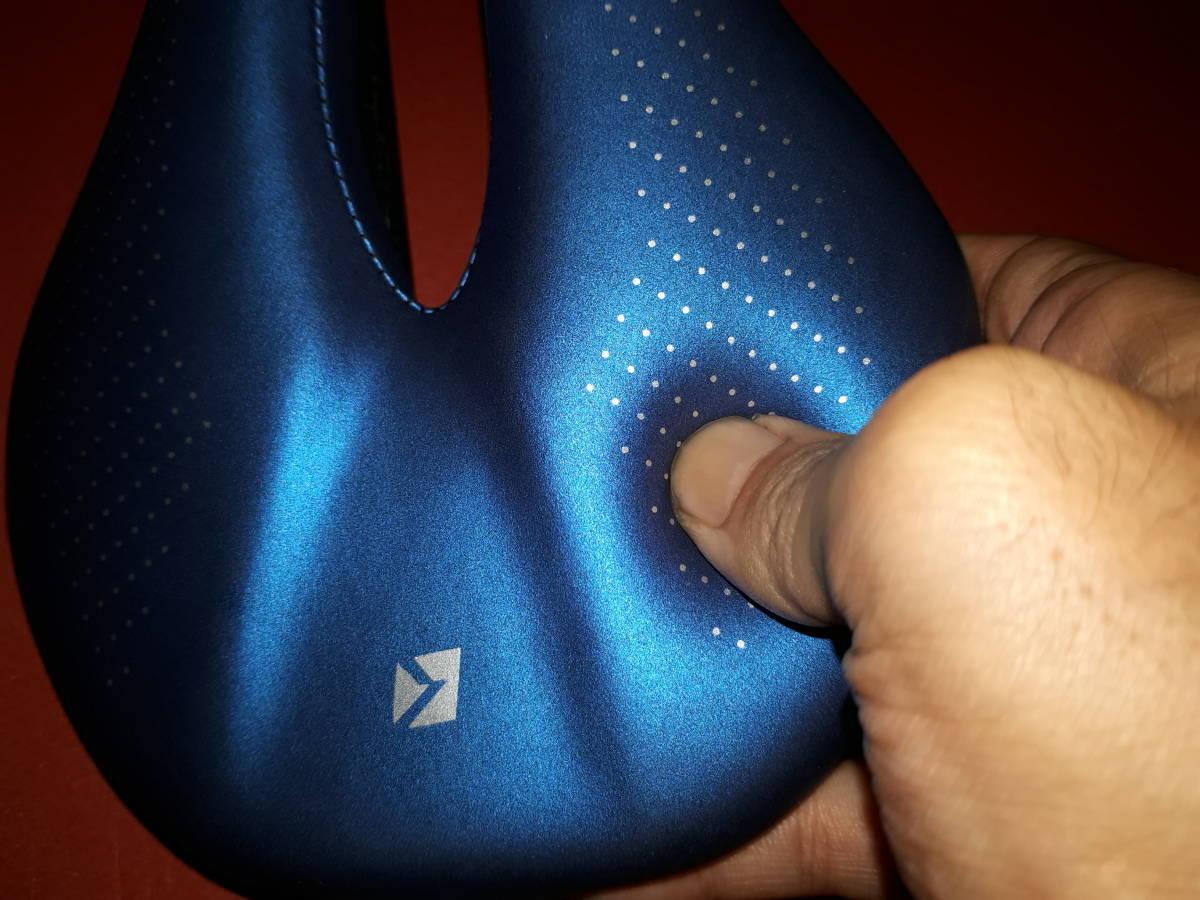 ** ultra light &. cushioning properties!* approximately 135g*KOCEVLO 3K carbon carbon saddle * very super preeminence. *