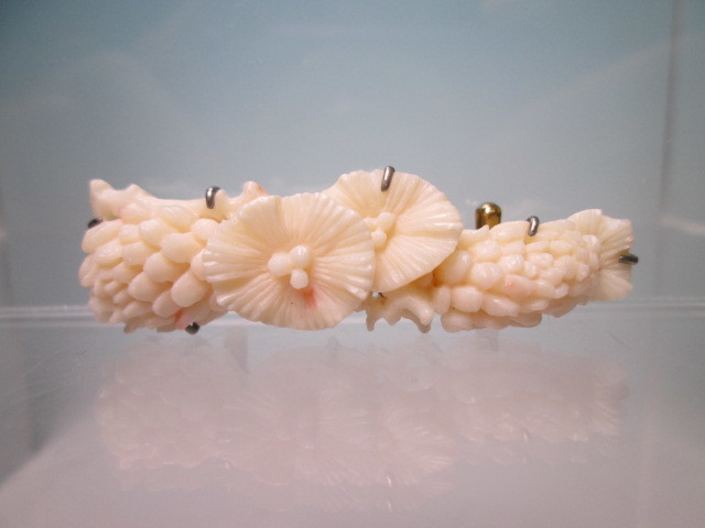 ☆K18 本珊瑚 白珊瑚の松の木彫刻の帯留め 9.74g