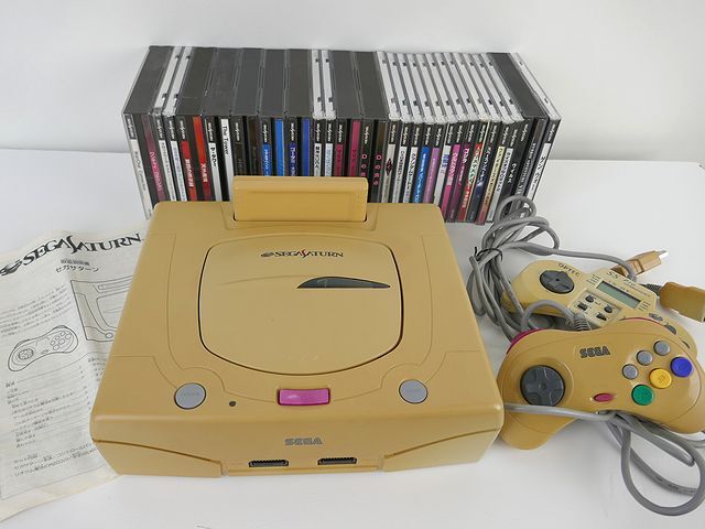 送料無料・中古品・セガサターン本体（やけ有）・コントローラー2個・パワーメモリー・ゲームソフト26枚付き・動作確認済み_画像1