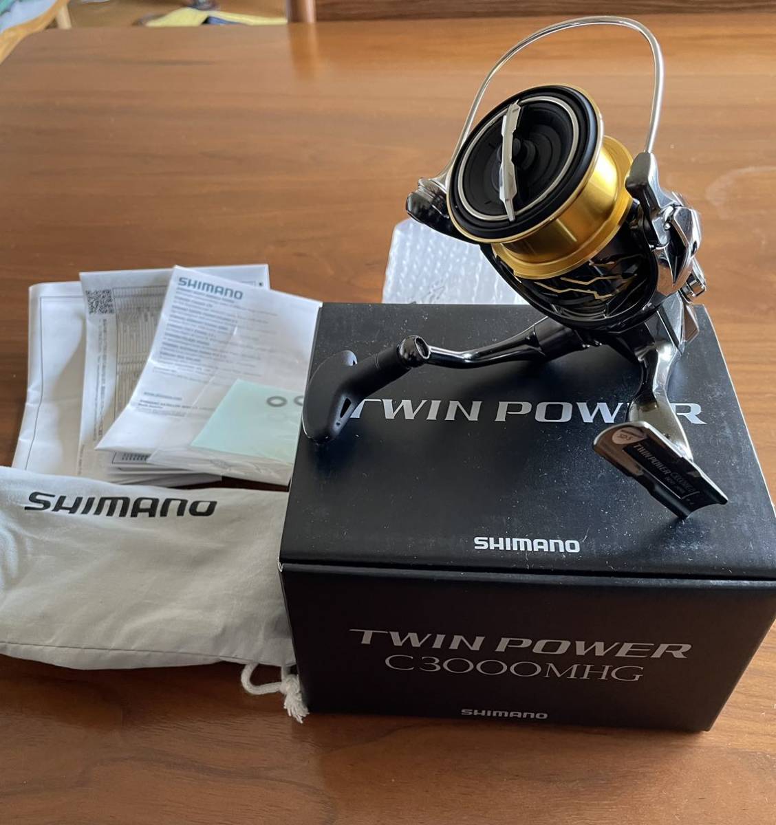 シマノ 20ツインパワー C3000MHG SHIMANO 20 TWINPOWER スピニングリール 中古品_画像1