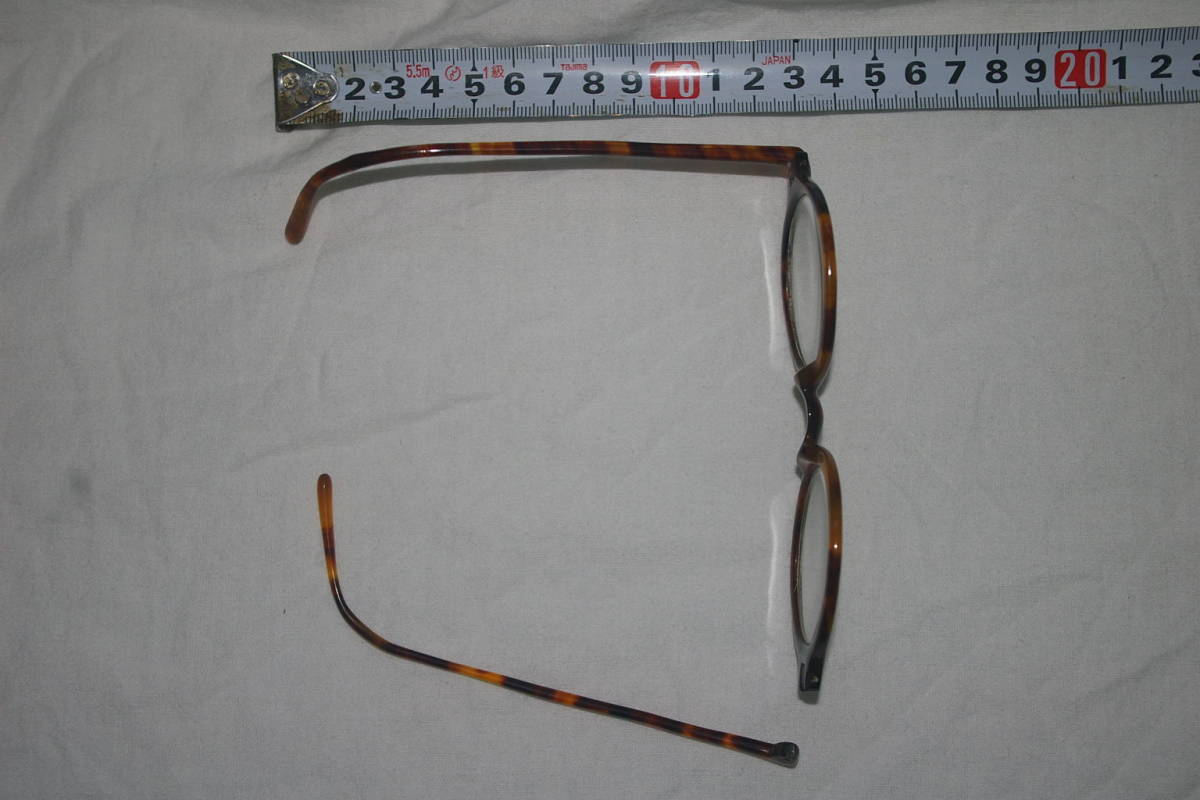 H]折れた鼈甲メガネと状態の悪い丸眼鏡2個_丁番はかなり古い形式で金属丁番ではない