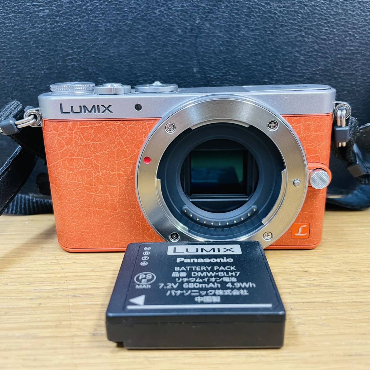 動作品 Panasonic LUMIX ミラーレス一眼カメラ DMC-GM1 オレンジ ボディ バッテリー付き NN9449_画像1