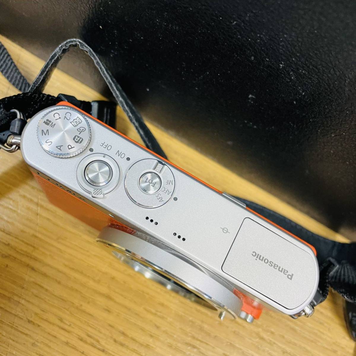 動作品 Panasonic LUMIX ミラーレス一眼カメラ DMC-GM1 オレンジ ボディ バッテリー付き NN9449_画像2