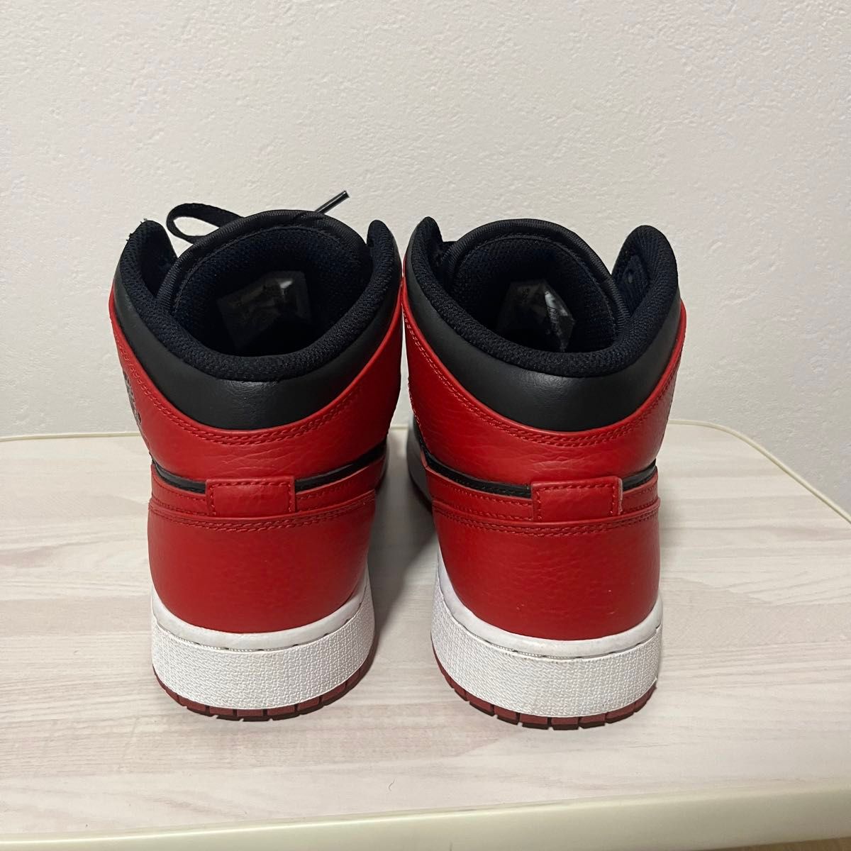 NIKE JORDAN 1  MID BRED