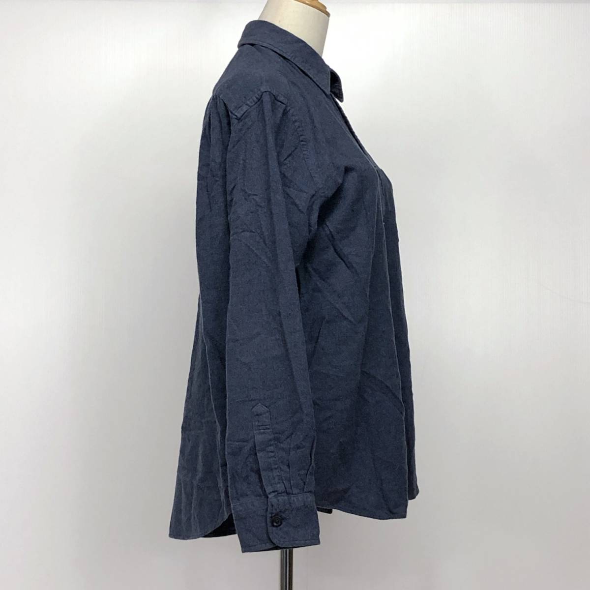 X613 UNIQLO（ユニクロ） メンズ トップス シャツ 長袖 襟付き 胸ポケット 4つ穴ボタン 厚手 Mサイズ 紺 無地綿100%カジュアルシンプル春秋_画像4