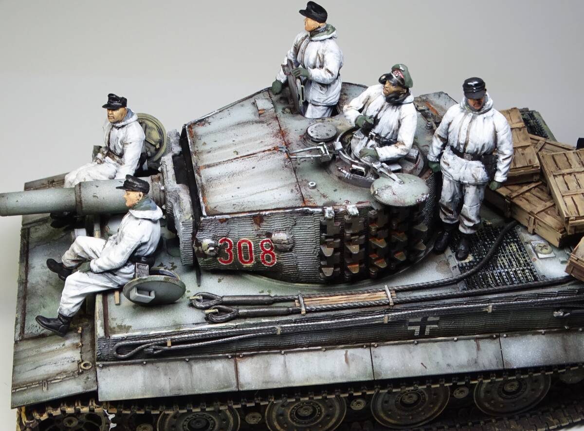 1/35 ドイツ　タイガーⅠ型　後期型　人形5体　砲弾箱5個付き塗装済み完成品_画像2