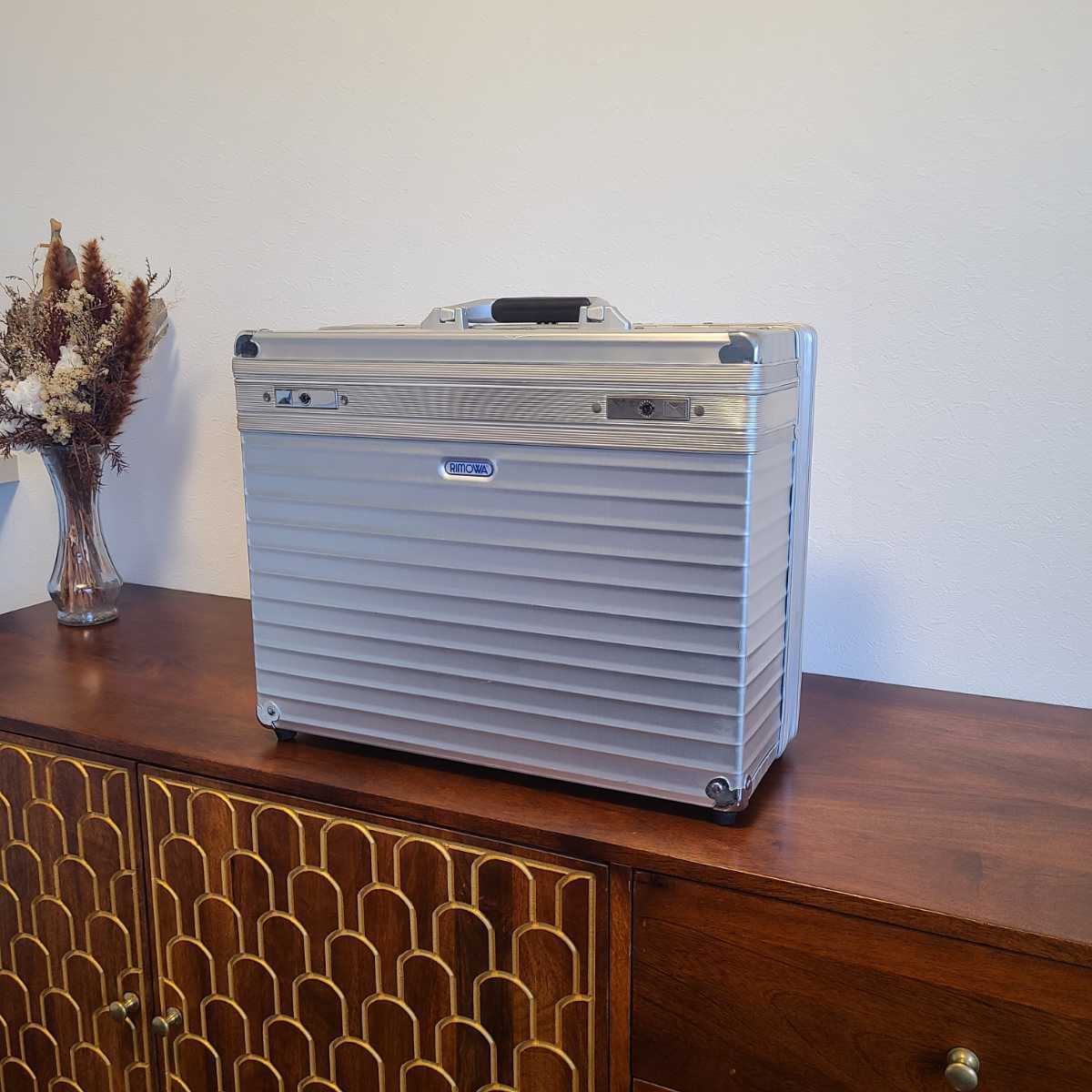 Yahoo!オークション - 美品 廃盤レア青ロゴ リモワRIMOWA Yahoo!オークション - 美品 廃盤レア青ロゴ リモワRIMOWA