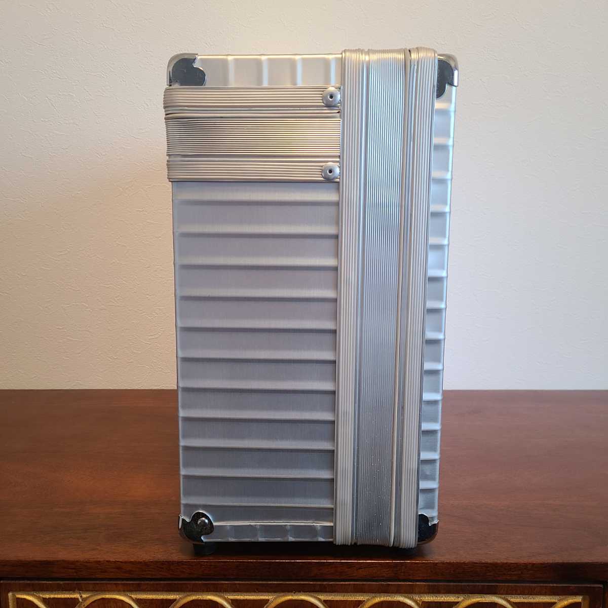 Yahoo!オークション - 美品 廃盤レア青ロゴ リモワRIMOWA Yahoo!オークション - 美品 廃盤レア青ロゴ リモワRIMOWA