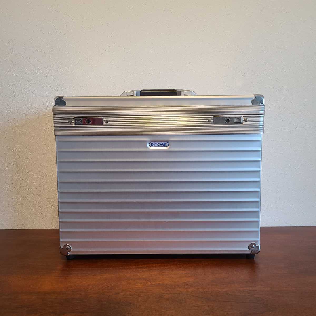 Yahoo!オークション - 美品 廃盤レア青ロゴ リモワRIMOWA Yahoo!オークション - 美品 廃盤レア青ロゴ リモワRIMOWA