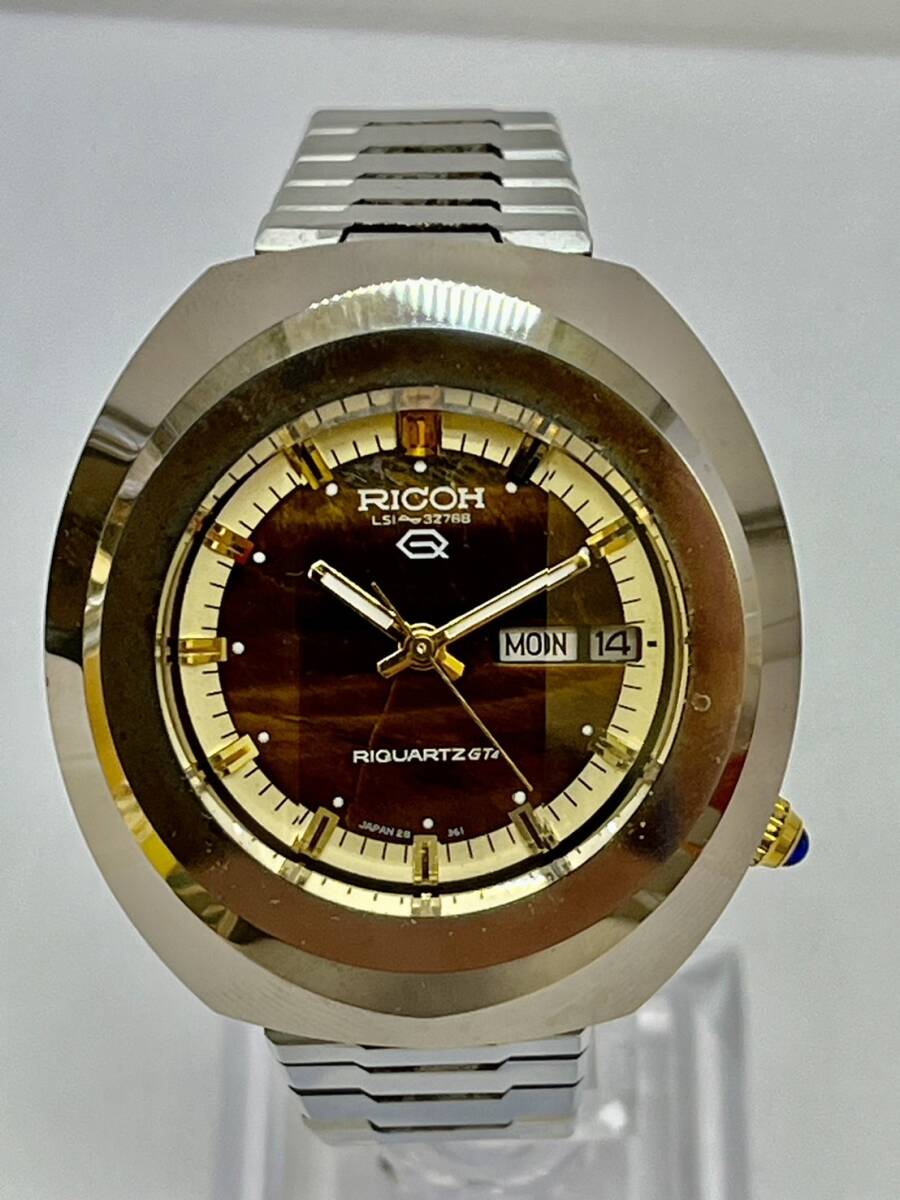 【DHS2235AT】RICOH リコー 570016B タイガーアイ デイデイト ブラウン文字盤 メンズ クオーツ 電池式 腕時計 ※動作未確認_画像2