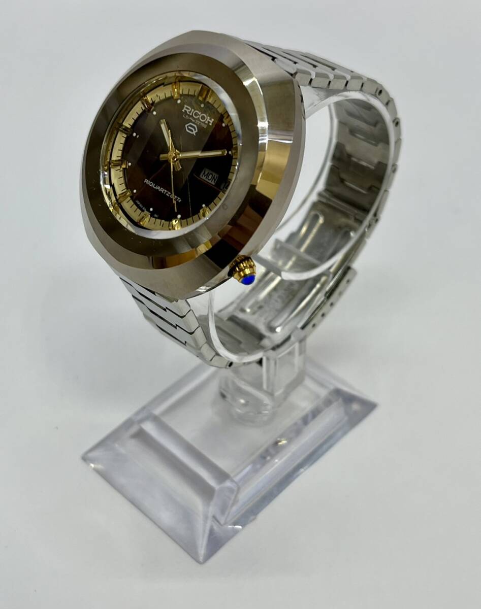 【DHS2235AT】RICOH リコー 570016B タイガーアイ デイデイト ブラウン文字盤 メンズ クオーツ 電池式 腕時計 ※動作未確認_画像3