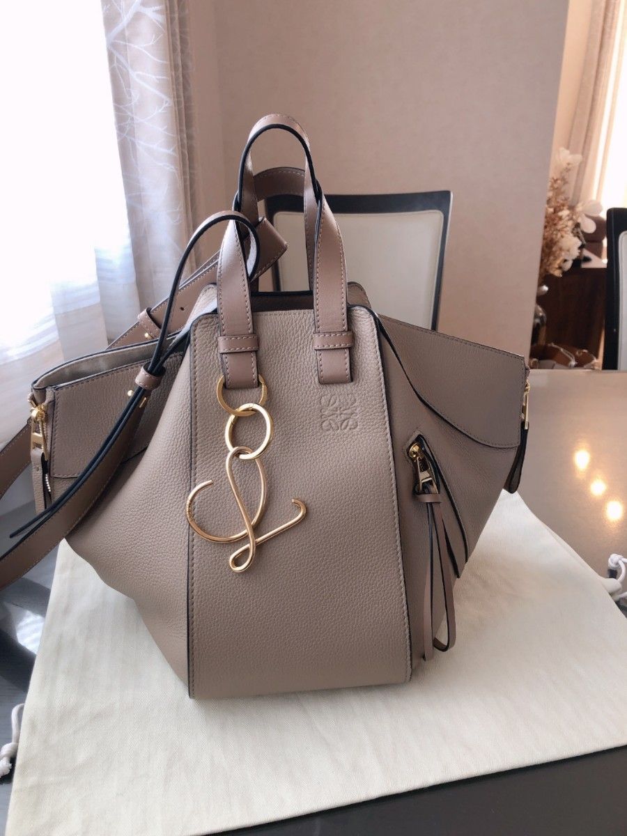 美品】LOEWE ハンモック スモール サンド ミンク チャーム付き 美品】LOEWE ハンモック スモール サンド ミンク チャーム付き