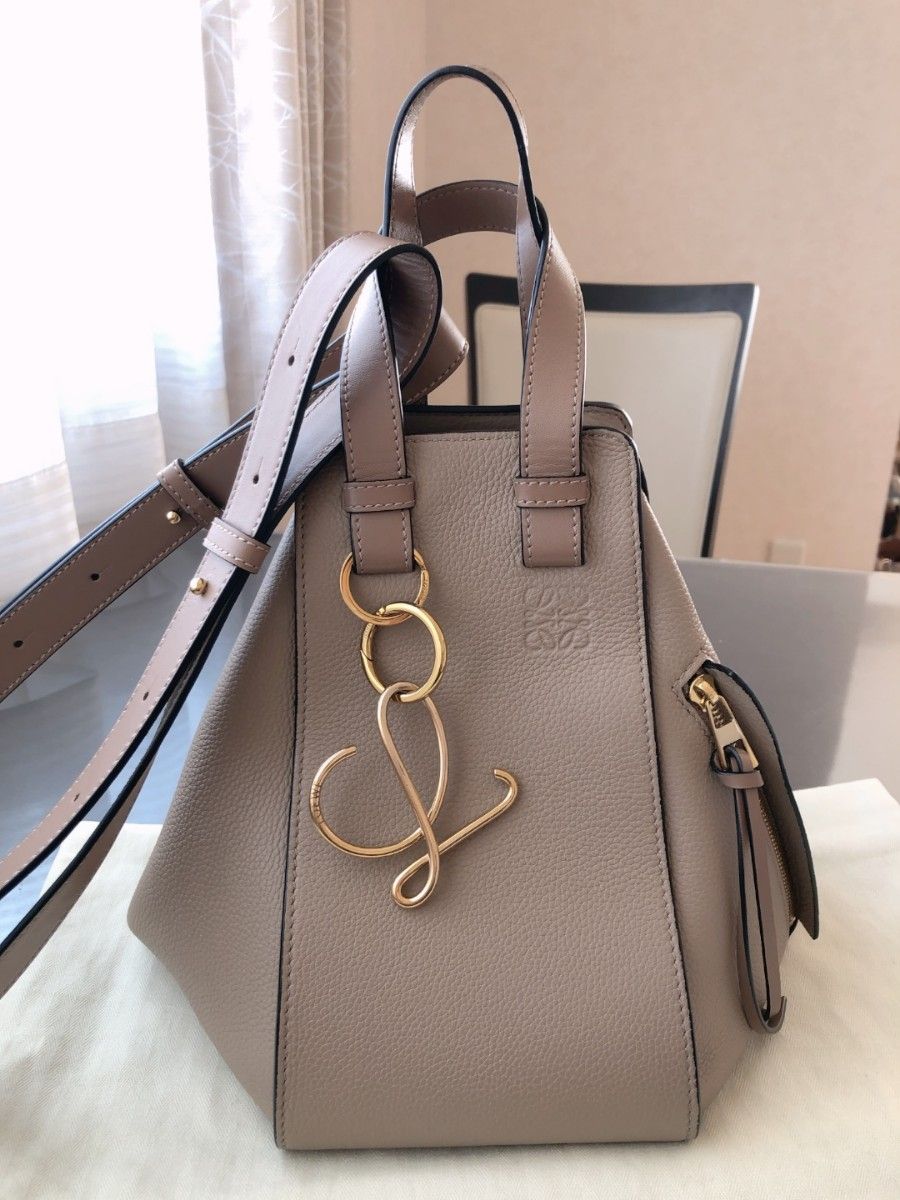 美品】LOEWE ハンモック スモール サンド ミンク チャーム付き 美品】LOEWE ハンモック スモール サンド ミンク チャーム付き