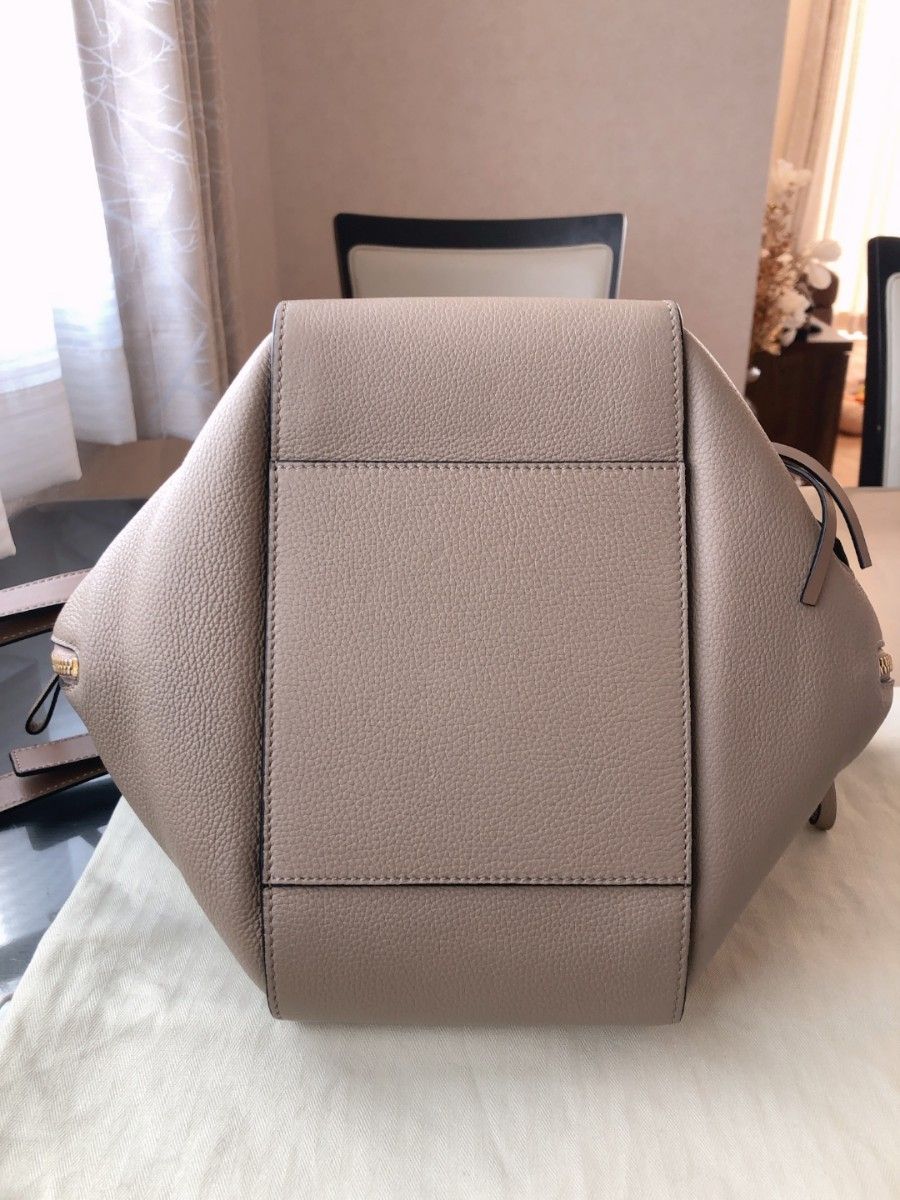 美品】LOEWE ハンモック スモール サンド ミンク チャーム付き 美品】LOEWE ハンモック スモール サンド ミンク チャーム付き