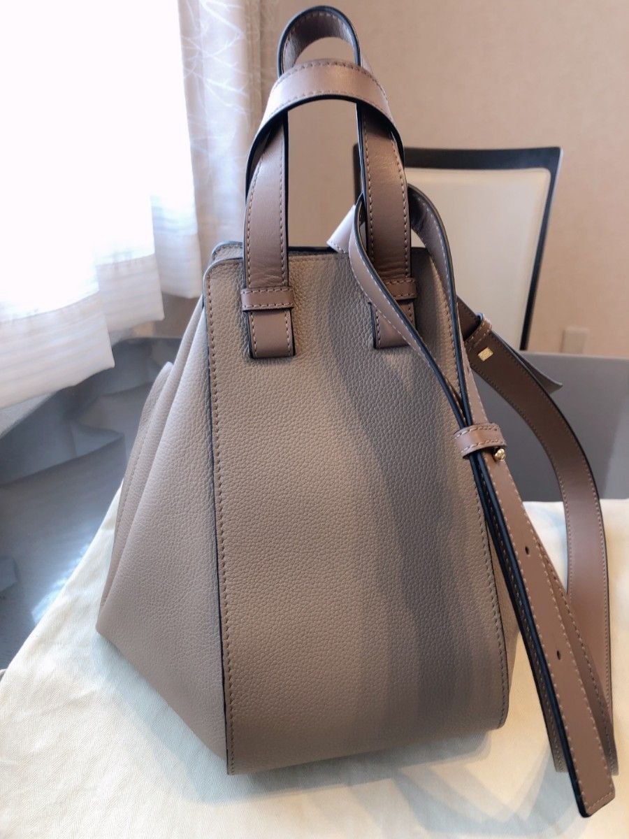 美品】LOEWE ハンモック スモール サンド ミンク チャーム付き 美品】LOEWE ハンモック スモール サンド ミンク チャーム付き