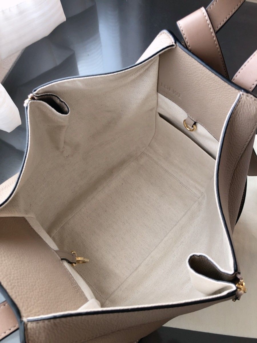 美品】LOEWE ハンモック スモール サンド ミンク チャーム付き 美品】LOEWE ハンモック スモール サンド ミンク チャーム付き