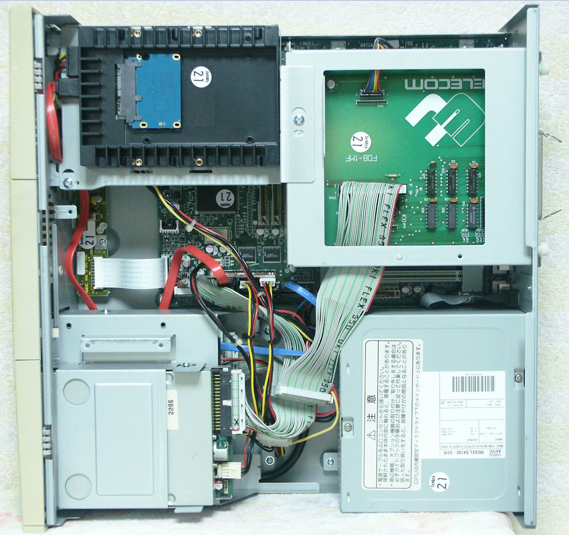 【完全整備品】 PC-9821Xe10 - BX4相当 ( AmDX2 / 16MB / 543MB / FDD-3.5x2 / 1MB外付FDD-IF / CD / SCSI ) ソリッドコンデンサ - 21_製品内部(現品の写真です)